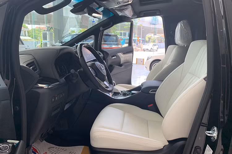 Bước vào không gian nội thất, Lexus LM tại Việt Nam thuộc phiên bản LM 300h Royal Lounge với cấu hình chỉ 4 ghế ngồi, đây cũng chính là phiên bản cao nhất của dòng LM. Các trang bị có thể kể tới như vách ngăn cabin trước sau độc lập, hệ thống loa Mark Levinson 26 loa, màn hình TV 26 inch, cửa sổ trời, Massage ghế, sưởi ấm/làm mát ghế, bệ tì chân, đèn nội thất, nước hoa, tủ lạnh...