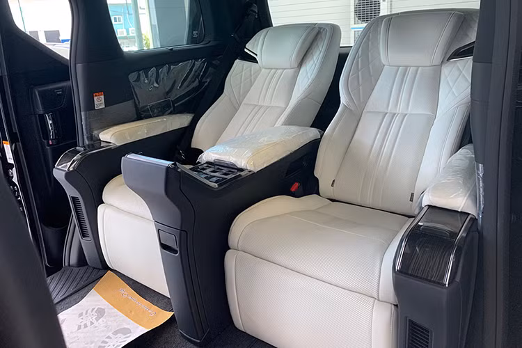 Trên phiên bản 4 chỗ, xe được trang bị màn hình giải trí cho 2 hàng ghế sau có kích thước 26 inch, hệ thống âm thanh Mark Levinson, hộp đựng dù, các chức năng mát xa cho ghế ngồi.