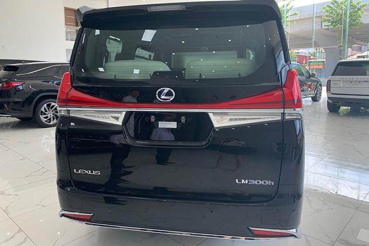 Nếu như "người anh em" Alphard thường bị chê là có phần đuôi khá tẻ nhạt hay thậm chí là đơn điệu thì khi nhìn qua Lexus LM, quan điểm này sẽ hoàn toàn biến mất. Cụm đèn hậu của Lexus LM được làm hình chữ U cực kỳ độc đáo, kết hợp với đó còn là dải chrome sáng với thiết kế tương đồng cho cảm giác như một chiếc gương phản chiếu lại cụm đèn hậu.