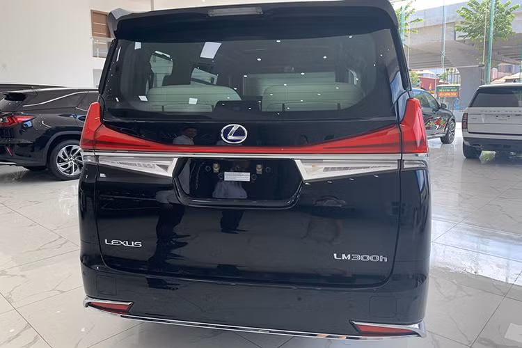 Nếu như "người anh em" Alphard thường bị chê là có phần đuôi khá tẻ nhạt hay thậm chí là đơn điệu thì khi nhìn qua Lexus LM, quan điểm này sẽ hoàn toàn biến mất. Cụm đèn hậu của Lexus LM được làm hình chữ U cực kỳ độc đáo, kết hợp với đó còn là dải chrome sáng với thiết kế tương đồng cho cảm giác như một chiếc gương phản chiếu lại cụm đèn hậu.