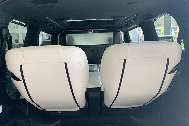 Ngoài ra khách hàng còn có thể tùy chọn nâng cấp lên hệ thống âm thanh JBL Royal Lounge với màn hình được nới rộng ra thêm 2 inch. Phiên bản 4 chỗ còn được trang bị vách ngăn tách biệt giữa khoang hành khách đem lại một không gian riêng biệt cho hành khách ngồi phía sau.