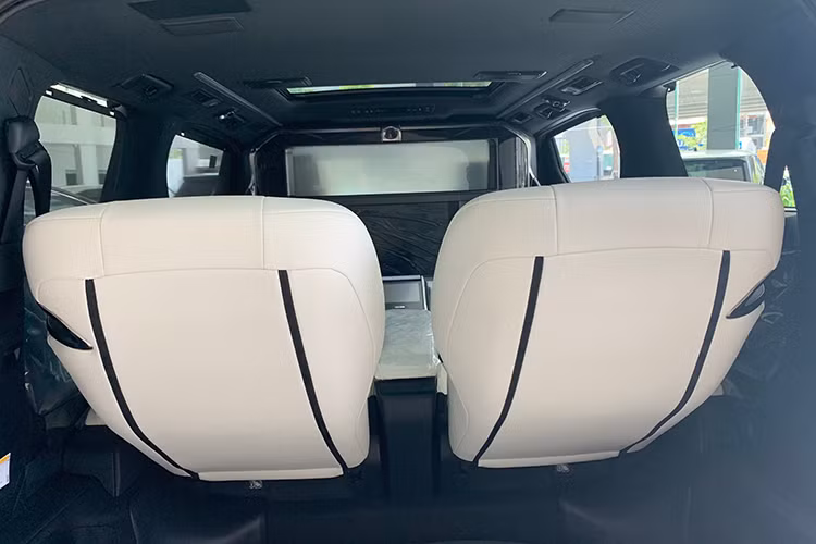 Ngoài ra khách hàng còn có thể tùy chọn nâng cấp lên hệ thống âm thanh JBL Royal Lounge với màn hình được nới rộng ra thêm 2 inch. Phiên bản 4 chỗ còn được trang bị vách ngăn tách biệt giữa khoang hành khách đem lại một không gian riêng biệt cho hành khách ngồi phía sau.