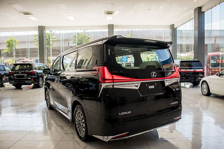 Là bản full option nên Lexus trang bị cho LM300h 2020 các công nghệ an toàn tân tiến hàng đầu như: Hệ thống quản lý vận hành thông minh VDIM, hệ thống đảm bảo an toàn trước va chạm PCS, hỗ trợ theo dõi làn đường LTA, hỗ trợ chuyển làn với giám sát điểm mù BSM, điều khiển hành trình bằng radar DRCC, kiểm soát ổn định thân xe VSC, kiểm soát lực kéo TRC, phanh ABS/EBD/BA, cảnh báo áp suất lốp, cảnh báo giao thông phía sau RCTA..