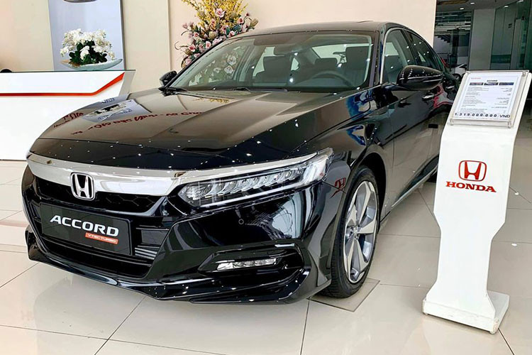 Ở vị trí số 2 trong tháng 12/2021 là Honda Accord với lượng tiêu thụ chỉ 15 xe. Cộng dồn từ đầu năm đến nay, chỉ có 120 xe được giao đến tay khách hàng. Honda Accord hiện vẫn chỉ được bán 1 phiên bản duy nhất ở Việt Nam nhưng có 2 lựa chọn giá theo màu, gồm màu trắng giá 1,329 tỷ đồng và các màu còn lại giá 1,319 tỷ đồng.