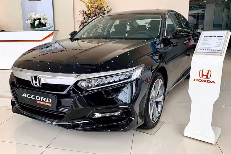 Ở vị trí số 2 trong tháng 12/2021 là Honda Accord với lượng tiêu thụ chỉ 15 xe. Cộng dồn từ đầu năm đến nay, chỉ có 120 xe được giao đến tay khách hàng. Honda Accord hiện vẫn chỉ được bán 1 phiên bản duy nhất ở Việt Nam nhưng có 2 lựa chọn giá theo màu, gồm màu trắng giá 1,329 tỷ đồng và các màu còn lại giá 1,319 tỷ đồng.