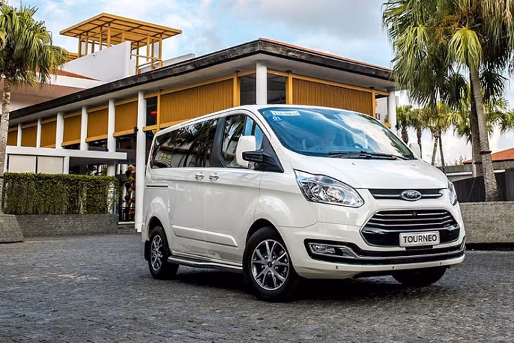 Tương tự mẫu MPV 8 chỗ của hãng Ford là Tourneo cũng chỉ bán được 32 xe đến tay khách hàng. Đây là nỗ lực đáng khen của dòng xe kén khách này, nhất là khi sản xuất đang bị tạm dừng. Ford Tourneo hiện bán 2 phiên bản Titanium và Trend đi cùng lựa chọn 5 màu gồm: trắng, nâu, đen, bạc và ghi xám.