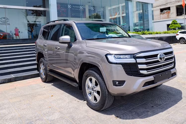 Chiếc SUV cỡ lớn của Toyota tiếp tục có lượng tiêu thụ trong tháng 12/2021 với 13 xe. Từ đầu năm đến nay, sức tiêu thụ của Toyota Land Cruiser chỉ đạt 257 xe. Toyota Land Cruiser hiện có giá hơn 4 tỷ đồng, đắt thứ 2 trong số các xe Toyota bán chính hãng ở Việt Nam. Vì thế, mẫu xe này thường xuyên góp mặt trong top 10 xe bán ế nhất của tháng.