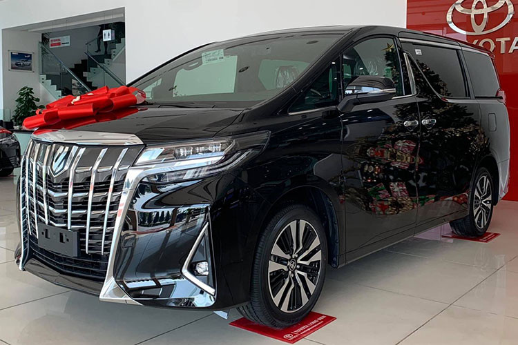 Kết thúc tháng 12/2021 chiếc MPV cao cấp của Toyota có lượng bán ra là 18 xe. Cộng dồn năm 2021, Toyota Alphard bán được 107 xe. Toyota Việt Nam hiện bán Alphard bản 2021 với 2 lựa chọn: màu trắng giá 4,227 tỷ đồng và các màu còn lại giá 4,219 tỷ đồng.