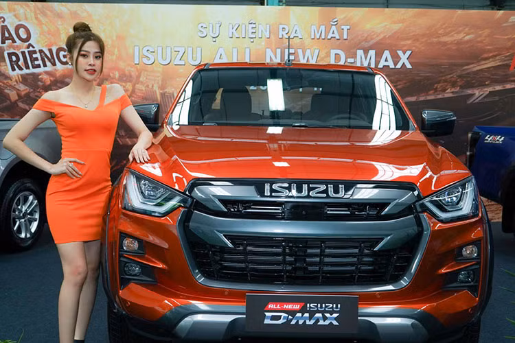 Chiếc bán tải nhà Isuzu trong tháng 12/2021 vừa qua bán được 109 xe. Cộng dồn năm 2021 bán được 291 xe, thấp nhất phân khúc bán tải ở Việt Nam. Isuzu D-Max hiện đang bán với 3 phiên bản có giá dao động từ 630-850 triệu đồng.