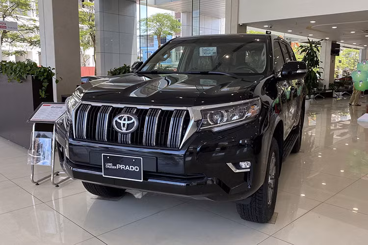 Toyota Land Prado đạt doanh số 82 xe được bán ra trong tháng 12/2021. Kết quả này cũng khiến Prado nằm trong bảng xếp hạng 10 trong danh sách xe ế ẩm nhất thị trường. Cộng dồn năm 2021, Prado bán được 6281 xe. Chiếc SUV Toyota Land Prado hiện được bán ra với mức giá là 2,379 tỷ đồng.