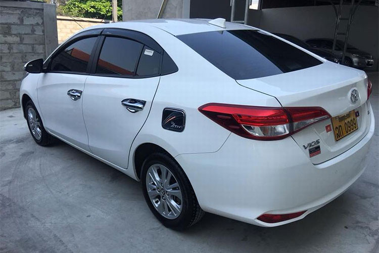 Toyota Vios thế hệ mới còn có tên gọi là Yaris Ativ tại thị trường Thái Lan, còn ở Singapore nó mới có tên là Vios. Xe có kiểu lưới tản nhiệt phía trên vuốt mảnh kết nối với đèn pha, trong khi phần lưới tản nhiệt phía dưới mở rộng và tích hợp đèn ban ngày LED. Hộc đèn sương mù dạng chữ L với ốp màu đen.