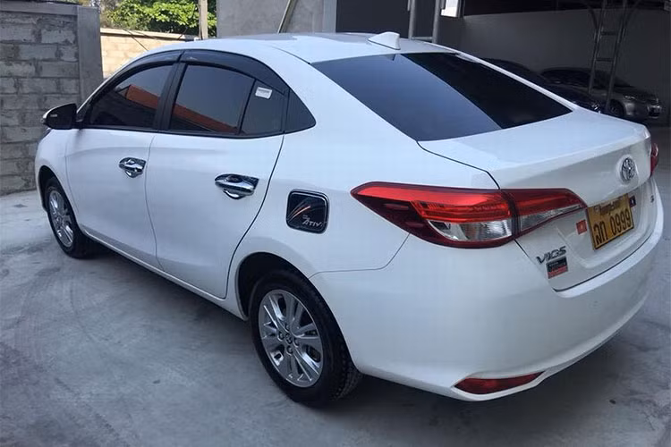 Toyota Vios thế hệ mới còn có tên gọi là Yaris Ativ tại thị trường Thái Lan, còn ở Singapore nó mới có tên là Vios. Xe có kiểu lưới tản nhiệt phía trên vuốt mảnh kết nối với đèn pha, trong khi phần lưới tản nhiệt phía dưới mở rộng và tích hợp đèn ban ngày LED. Hộc đèn sương mù dạng chữ L với ốp màu đen.