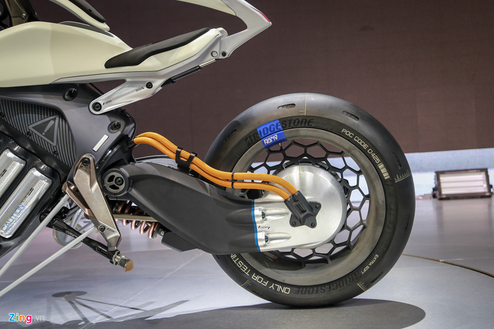 MOTOROiD giống một robot nhiều hơn là một chiếc môtô thông thường. Xe mang phong cách của các bộ phim khoa học viễn tưởng. Hai bánh xe phụ gắn hai bên để phòng trường hợp xấu. Tại triển lãm, kỹ thuật viên vận hành thử đẩy mạnh, chiếc xe tự động tính toán lực và đẩy trục chính để đứng vững.