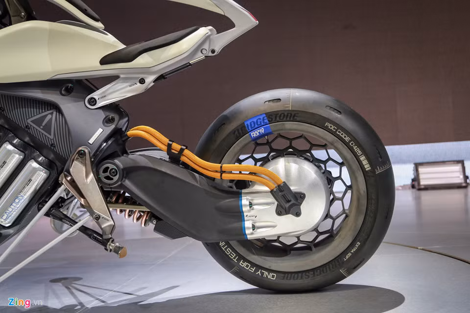 MOTOROiD giống một robot nhiều hơn là một chiếc môtô thông thường. Xe mang phong cách của các bộ phim khoa học viễn tưởng. Hai bánh xe phụ gắn hai bên để phòng trường hợp xấu. Tại triển lãm, kỹ thuật viên vận hành thử đẩy mạnh, chiếc xe tự động tính toán lực và đẩy trục chính để đứng vững.