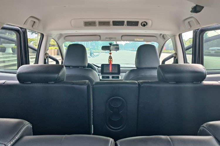 Vô lăng 3 chấu mới cùng hệ thống treo tinh chỉnh cứng cáp hơn, cho cảm giác đánh lái nhẹ và trả lái nhanh hơn. Xe cũng được trang bị thêm chức năng phanh tay điện tử tích hợp giữ phanh tự động AutoHold.