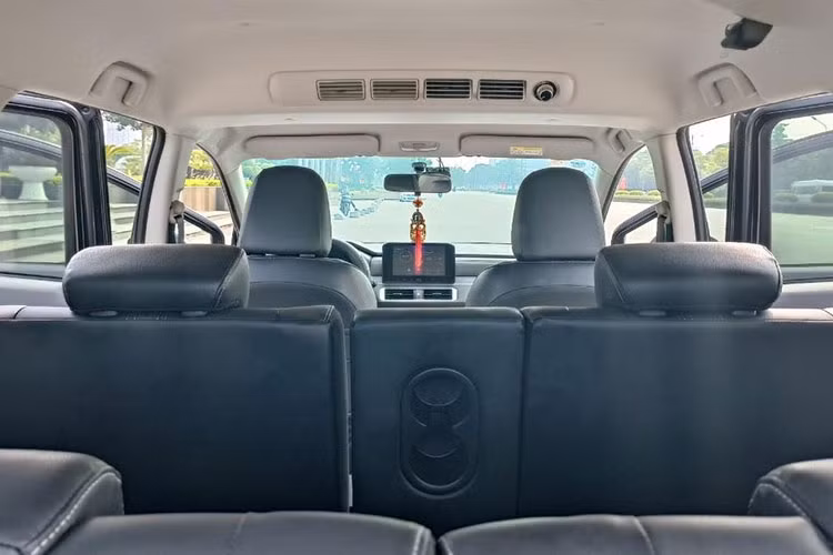 Vô lăng 3 chấu mới cùng hệ thống treo tinh chỉnh cứng cáp hơn, cho cảm giác đánh lái nhẹ và trả lái nhanh hơn. Xe cũng được trang bị thêm chức năng phanh tay điện tử tích hợp giữ phanh tự động AutoHold.