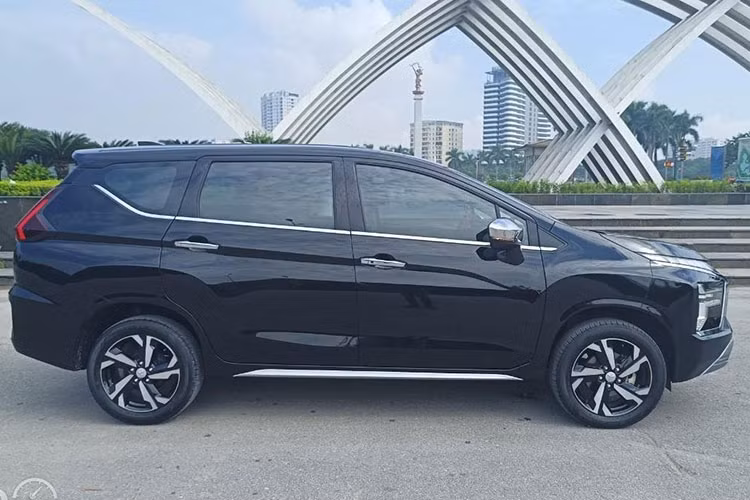 Theo hình ảnh đăng tải và thông tin mô tả, chiếc xe MPV Mitsubishi Xpander 2022 này đăng ký tháng 7/2022 và gắn biển Hà Nội, ngoại thất màu đen, số ODO dừng lại ở mức 5.000 km. Bên bán cam kết xe không đâm đụng, không ngập nước, không một vết xước và còn rất mới.