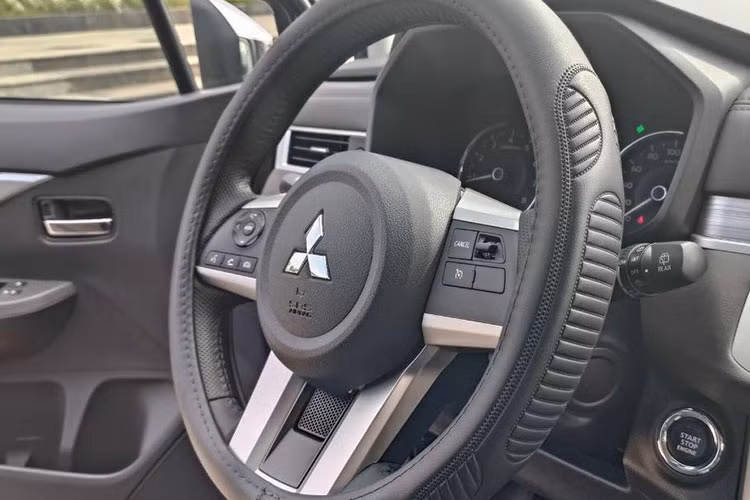 Cụ thể, kích thước xe dài hơn 120 mm, cao hơn 20 mm, khoảng sáng gầm tăng thêm 5 mm, góc thoát sau nâng lên 21,1 độ, giúp dễ leo vỉa và đi địa hình hơn. Lưới tản nhiệt thiết to bản hơn, sơn đen bóng và có thêm thanh mạ crom chữ X. Cản trước, đèn ban ngày tinh chỉnh nhẹ; đèn chiếu sáng tạo chữ T mới mẻ, ứng dụng công nghệ LED Projector. La-zăng tăng kích thước.