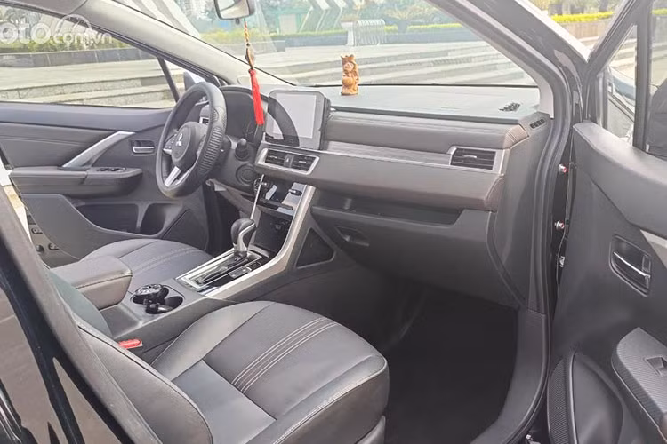 Về trang bị nội thất, Mitsubishi Xpander 2022 nâng cấp có tap-lô bọc da và đường chỉ khâu thật, bổ sung thêm tính năng giảm hấp thụ nhiệt khi trời nắng cho ghế ngồi; kích thước màn hình 9 inch thay vì 7 inch như trước; điều hòa dạng nút bấm, có thêm chức năng Maxcool làm lạnh nhanh.