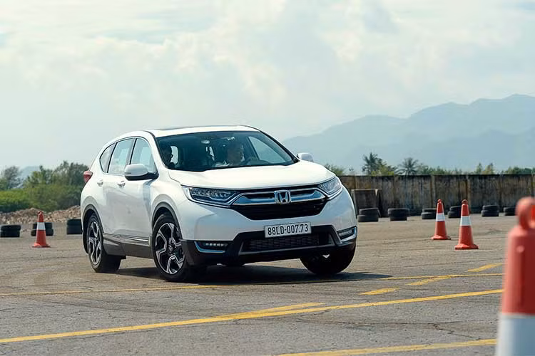 Ngoài việc nâng cấp động cơ, gia tăng tiện ích, thay đổi thiết kế, Honda CR-V thế hệ thứ 5 còn được trang bị các tính năng tiên tiến khác như: Hệ thống cảnh báo chống buồn ngủ (Driver Attention Monitor), Cửa sổ trời toàn cảnh Panorama, Chế độ giữ phanh tự động, Cốp điện tự động và Hệ thống hỗ trợ đánh lái chủ động (AHA).