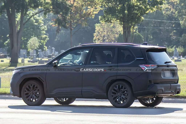 Subaru Forester Hybrid dự kiến được trang bị hệ thống hybrid tự sạc (self-charging hybrid) đã xuất hiện trên Crosstrek Hybrid tại Nhật Bản vào tháng 10/2024. Đây là hệ thống lai song song (series-parallel hybrid), cho phép chuyển đổi linh hoạt giữa động cơ đốt trong và động cơ điện tùy thuộc vào điều kiện lái xe.