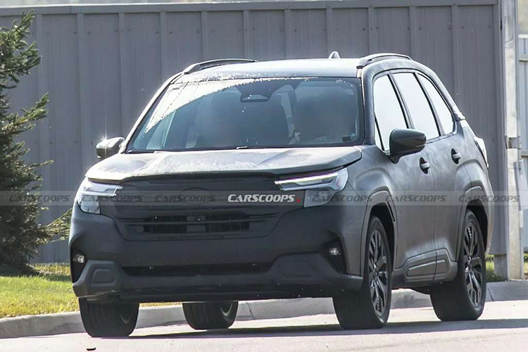 Hệ truyền động của Forester Hybrid bao gồm động cơ 4 xi-lanh nằm ngang, dung tích 2.5L, cho công suất 158 mã lực, kết hợp với hai mô-tơ điện. Một mô-tơ đóng vai trò truyền động, được Subaru gọi là "động cơ kéo" (traction motor), bổ sung thêm 118 mã lực để dẫn động bánh xe, trong khi mô-tơ còn lại hoạt động như máy phát điện.