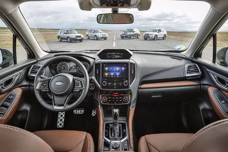 Về thiết kế, Forester Hybrid không có nhiều thay đổi đáng kể. Ngoài huy hiệu "Hybrid" được gắn ở cửa sau, các hình ảnh chạy thử nghiệm cho thấy mẫu xe này gần như không khác biệt so với phiên bản động cơ đốt trong thông thường. Đây là phong cách quen thuộc của Subaru – tập trung vào sự thực dụng và tinh tế hơn là gây ấn tượng mạnh về ngoại hình.