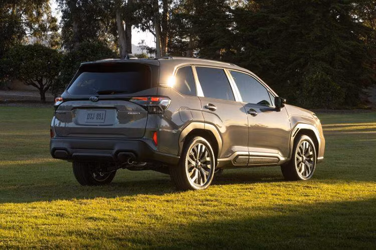 Về giá xe Subaru Forester 2025, phiên bản tiêu chuẩn của Forester 2025 hiện có giá khởi điểm từ 29.695 USD (tương đương 755 triệu đồng), cộng thêm phí vận chuyển 1.420 USD, nâng tổng giá lên 31.115 USD (tương đương 791 triệu đồng) trước thuế.