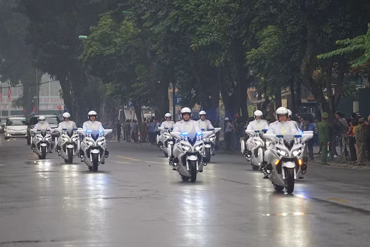 Trong các ngày 11, 12/11/2017 vừa qua, Tổng thống Mỹ Donald Trump và Tổng Bí thư, Chủ tịch Trung Quốc Tập Cập Bình đã chính thức có chuyến thăm Việt Nam và dự hội nghị cấp cao APEC 2017. Để phục vụ tốt công tác dẫn đoàn, bộ Tư lệnh cảnh vệ (bộ Công an) phối hợp với phòng CSGT công an Thành phố Hà Nội trang bị thêm cho lực lượng dẫn đoàn đội xe môtô Yamaha FJR1300 P đặc chủng.