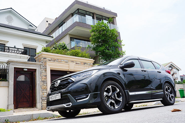Mẫu xe Honda CR-V 2018 tại Việt Nam hiện đang có giá bán rẻ nhất là 963 triệu đồng cho phiên bản 1.5E, khá hấp dẫn người dùng. Trong khi đó 2 phiên bản 1.5 G và 1.5 L có mức giá công bố lần lượt là 1,003 tỷ đồng và 1,073 tỷ đồng. Honda CR-V là một trong những mẫu xe đầu tiên hưởng thuế nhập khẩu 0%, nhập về Việt Nam trong năm 2018.