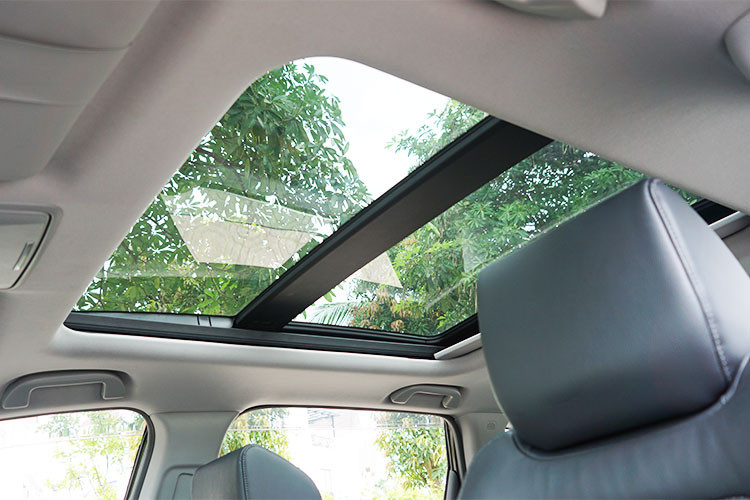 Một số trang bị tiện nghi khác trên mẫu xe mới này bao gồm: hệ thống khởi động bằng nút bấm kết hợp với chìa khóa mở cửa thông minh, gạt mưa tự động cửa sổ trời panorama tự động chống kẹt (phiên bản L), gương chiếu hậu bên trong chống chói, cốp chỉnh điện có thể điều chỉnh độ cao đóng/mở…