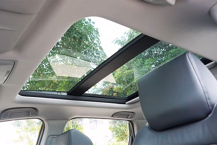 Một số trang bị tiện nghi khác trên mẫu xe mới này bao gồm: hệ thống khởi động bằng nút bấm kết hợp với chìa khóa mở cửa thông minh, gạt mưa tự động cửa sổ trời panorama tự động chống kẹt (phiên bản L), gương chiếu hậu bên trong chống chói, cốp chỉnh điện có thể điều chỉnh độ cao đóng/mở…