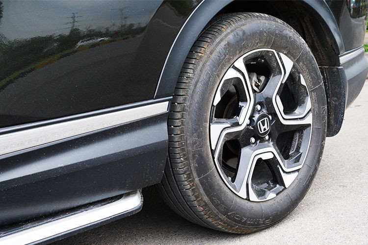 Ngoài ra, Honda CR-V 2018 phiên bản 7 chỗ ngồi này cũng có chắn bùn phồng lên, đường viền cửa sổ hất lên ở cột D. Xe được trang bị bộ vành hợp kim 18 inch với 6 chấu hình tua-bin và sơn 2 màu, kết hợp cùng lốp 235/60 R18. Trong khi đó, bản trang bị thấp của Honda CR-V 2017 sẽ chỉ đi kèm bộ vành hợp kim 17 inch và lốp 235/65 R17.