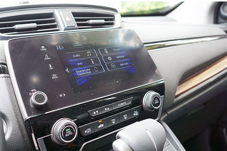 Ngoài ra còn các tính năng kết nối khác như HDMI, Bluetooth, USB, AM/FM, Wifi và lướt web với màn hình cảm ứng này. Mọi tín hiệu âm thanh từ hệ thống giải trí sẽ do hệ thống 8 loa cao cấp đảm nhiệm. Hệ thống điều hòa cũng được thiết kế tinh tế, liền lạc với màn hình giải trí.