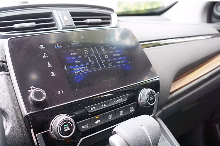 Ngoài ra còn các tính năng kết nối khác như HDMI, Bluetooth, USB, AM/FM, Wifi và lướt web với màn hình cảm ứng này. Mọi tín hiệu âm thanh từ hệ thống giải trí sẽ do hệ thống 8 loa cao cấp đảm nhiệm. Hệ thống điều hòa cũng được thiết kế tinh tế, liền lạc với màn hình giải trí.