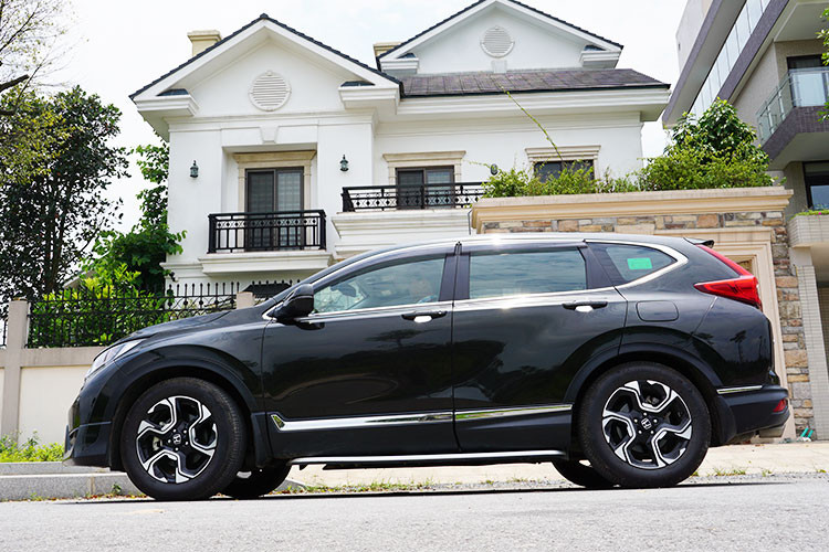 Trên Honda CR-V thế hệ thứ năm, mẫu xe này mang phong cách thiết kế thể thao và cách tân, phù hợp với không gian tăng thêm phía bên trong nội thất. Về mặt tổng thể, kích thước bao ngoài chiếc xe dài x rộng x cao lần lượt là 4.584 x 1.855 x 1.679 (mm), khoảng sáng gầm xe 198 mm tăng thêm 28mm so với thế hệ tiền nhiệm.