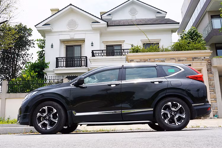 Trên Honda CR-V thế hệ thứ năm, mẫu xe này mang phong cách thiết kế thể thao và cách tân, phù hợp với không gian tăng thêm phía bên trong nội thất. Về mặt tổng thể, kích thước bao ngoài chiếc xe dài x rộng x cao lần lượt là 4.584 x 1.855 x 1.679 (mm), khoảng sáng gầm xe 198 mm tăng thêm 28mm so với thế hệ tiền nhiệm.