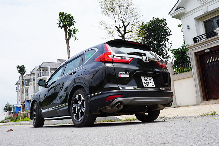 Sở hữu 7 chỗ ngồi nhưng chiều dài của CR-V mới tại Việt Nam sẽ không dài hơn phiên bản Mỹ. Phần đuôi xe cũng được Honda trang bị cụm đèn hậu LED giúp mẫu xe 7 chỗ mới của Honda thêm nổi bật khi di chuyển vào buổi tối cũng như tăng khả năng nhận biết khi phanh xe. Ngoài ra, đuôi xe còn thêm điểm nhấn thanh ngang tích hợp logo Honda.