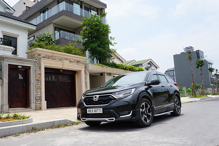 Sau khi công bố giá bán mới khi được hưởng thuế nhập khẩu 0%, Mẫu xe Honda CR-V 2018 phiên bản 7 chỗ ngồi đã bứt phá ngoạn mục về doanh số với 1.507 xe bán ra trong tháng 4/2018. Xe được nhập khẩu nguyên chiếc từ Thái Lan với ba phiên bản L, G, E cùng 5 lựa chọn màu sắc bao gồm: Trắng ngọc, Ghi bạc, Đỏ, Đen và Xanh đen.