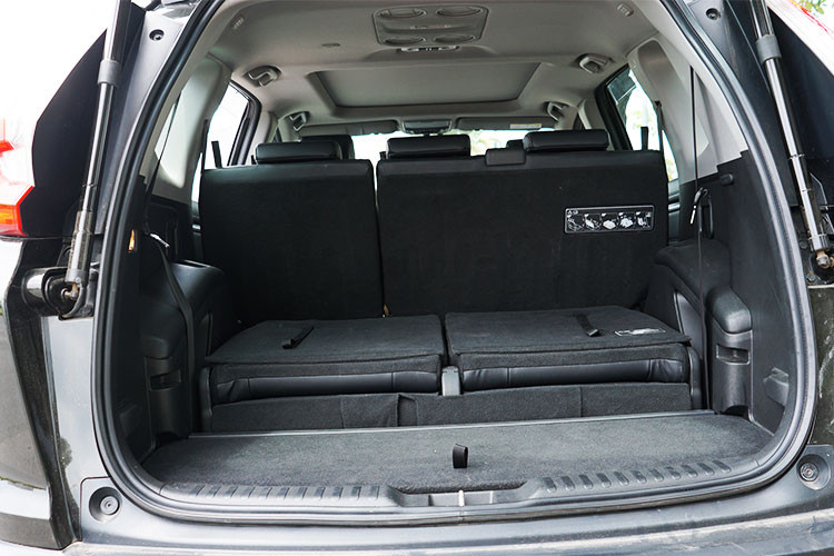 Tương tự như phiên bản được ra mắt tại Mỹ, Honda CR-V 2018 mới tại Việt Nam cũng có cửa gió điều hòa cho hàng ghế thứ 2. Trong khi đó, hàng ghế thứ 3 có cửa gió điều hòa trên trần. Chi tiết này cho thấy CR-V 7 chỗ có 2 giàn lạnh riêng biệt, đây là một ưu thế manh hơn so với các đối thủ như Nissan X-Trail hay Mitsubishi Outlander.