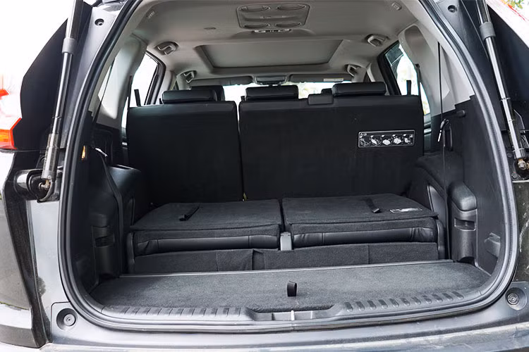 Tương tự như phiên bản được ra mắt tại Mỹ, Honda CR-V 2018 mới tại Việt Nam cũng có cửa gió điều hòa cho hàng ghế thứ 2. Trong khi đó, hàng ghế thứ 3 có cửa gió điều hòa trên trần. Chi tiết này cho thấy CR-V 7 chỗ có 2 giàn lạnh riêng biệt, đây là một ưu thế manh hơn so với các đối thủ như Nissan X-Trail hay Mitsubishi Outlander.