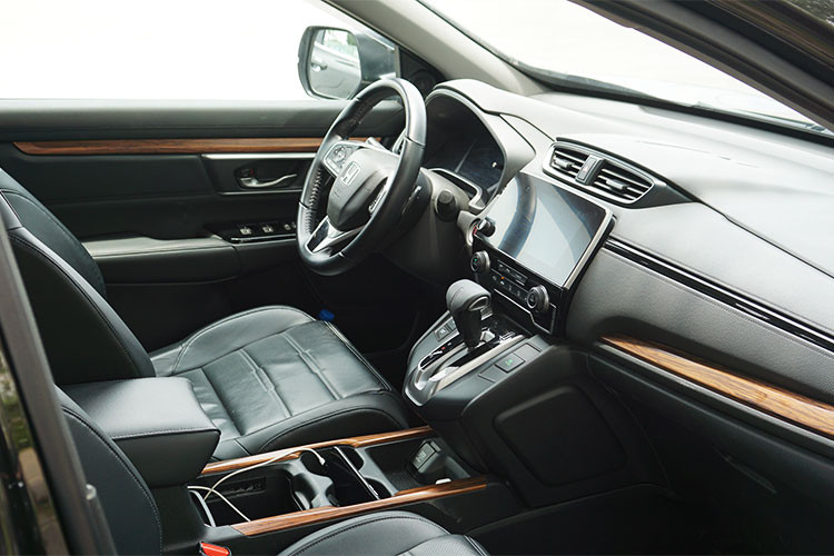 Thay đổi lớn nhất bên trong nội thất của chiếc SUV mới nhà Honda chính là việc bổ sung thêm hàng ghế thứ 3. Việc xuất hiện thêm một hàng ghế khiến nhà sản xuất Honda phải tinh chỉnh lại cách sắp xếp vị trí hàng ghế thứ 2, theo đó hàng ghế này có thể trượt lên xuống, gập linh hoạt để tạo lối đi cho người ra vào hàng ghế thứ 3.