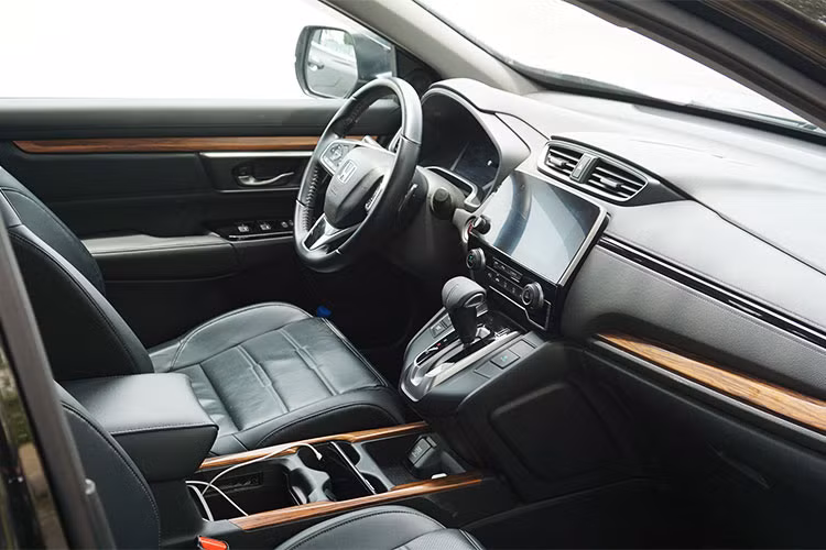 Thay đổi lớn nhất bên trong nội thất của chiếc SUV mới nhà Honda chính là việc bổ sung thêm hàng ghế thứ 3. Việc xuất hiện thêm một hàng ghế khiến nhà sản xuất Honda phải tinh chỉnh lại cách sắp xếp vị trí hàng ghế thứ 2, theo đó hàng ghế này có thể trượt lên xuống, gập linh hoạt để tạo lối đi cho người ra vào hàng ghế thứ 3.