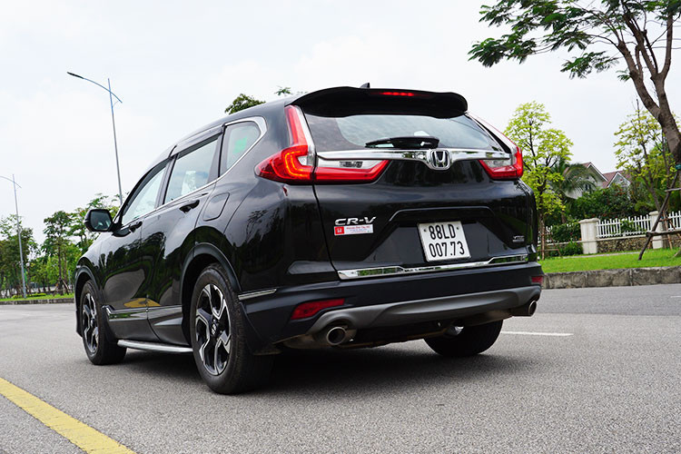 Được biết, trong phân khúc crossover tại Việt Nam với những mẫu xe được ưa chuộng như Mazda CX-5, Nissan X-Trail và Hyundai Tucson… thì CR-V là mẫu xe thứ 2 được trang bị động cơ Turbo. Đây cũng là một lợi thế không nhỏ đối với mẫu xe này khi được trang bị kèm theo hàng loạt các tiện ích mới từng được ứng dụng trên mẫu xe Honda Civic mới. Và đây cũng là điểm khiến nhiều người “yêu” CR-V hơn.