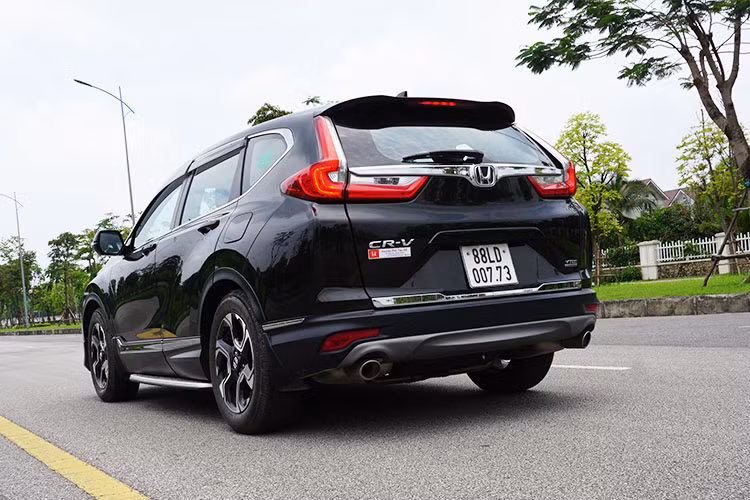 Được biết, trong phân khúc crossover tại Việt Nam với những mẫu xe được ưa chuộng như Mazda CX-5, Nissan X-Trail và Hyundai Tucson… thì CR-V là mẫu xe thứ 2 được trang bị động cơ Turbo. Đây cũng là một lợi thế không nhỏ đối với mẫu xe này khi được trang bị kèm theo hàng loạt các tiện ích mới từng được ứng dụng trên mẫu xe Honda Civic mới. Và đây cũng là điểm khiến nhiều người “yêu” CR-V hơn.