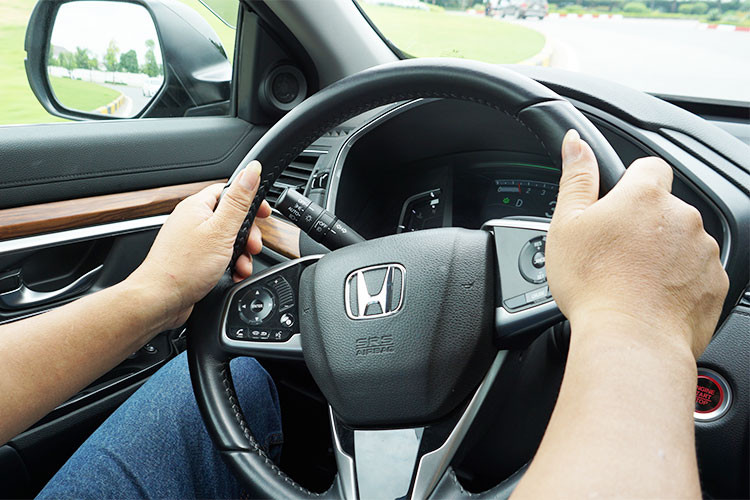 Ngoài thiết kế, trang bị tiện nghi với 7 chỗ ngồi... Ấn tượng lớn nhất của người dùng khi cầm lái Honda CR-V mới chính là cảm giác lái, cùng đó là hệ thống động cơ mới 1.5L kèm Turbo tăng áp, nó sẽ khiến chạy với tốc độ trên dưới 100 km/h ở đường cao tốc, hay vượt qua những cung đường đèo dốc tại Tây, Đông Bắc... chỉ là chuyện nhỏ.