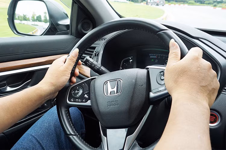 Ngoài thiết kế, trang bị tiện nghi với 7 chỗ ngồi... Ấn tượng lớn nhất của người dùng khi cầm lái Honda CR-V mới chính là cảm giác lái, cùng đó là hệ thống động cơ mới 1.5L kèm Turbo tăng áp, nó sẽ khiến chạy với tốc độ trên dưới 100 km/h ở đường cao tốc, hay vượt qua những cung đường đèo dốc tại Tây, Đông Bắc... chỉ là chuyện nhỏ.