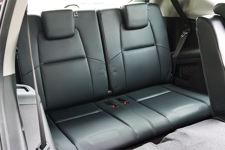 Hàng ghế thứ 2 và 3 của Honda CR-V thế hệ thứ 5 này cũng có thể ngửa ra phía trước, sau tùy ý. Ngoài ra, hàng ghế thứ 2 còn có thể trượt lên trước hoặc về sau và gập xuống để tạo lối đi cho hành khách. Đặc biệt so với phiên bản 5 chỗ thì hàng ghế thứ 2 còn có độ ngã lưng sâu hơn.