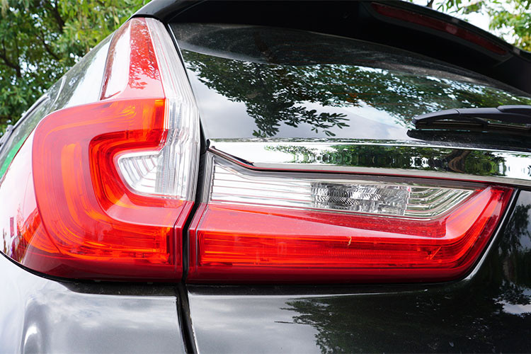 Cản trước cuả xe được thiết kế hầm hố hơn, với những tạo hình gân guốc và to bản. Phần đuôi xe được thiết kế mới, không còn kiểu dáng lưng gù như thế hệ thứ 4, các tiểu tiết đều được vuốt thẳng, góc cạnh và vuông vức hơn. Hai ống xả bố trí đối xứng hai bên cản sau, nhấn mạnh tính thể thao cho CR-V 2018.