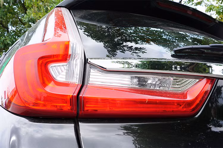 Cản trước cuả xe được thiết kế hầm hố hơn, với những tạo hình gân guốc và to bản. Phần đuôi xe được thiết kế mới, không còn kiểu dáng lưng gù như thế hệ thứ 4, các tiểu tiết đều được vuốt thẳng, góc cạnh và vuông vức hơn. Hai ống xả bố trí đối xứng hai bên cản sau, nhấn mạnh tính thể thao cho CR-V 2018.